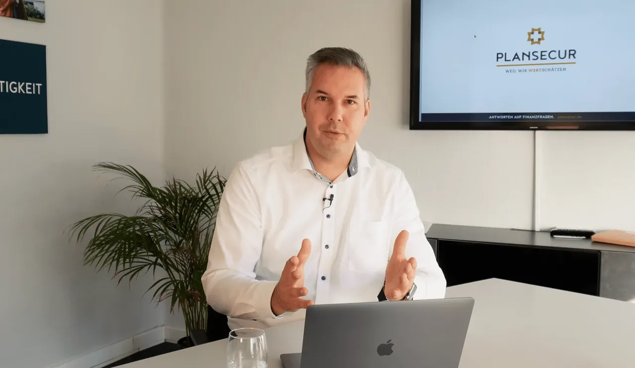 Thorsten Vortmeyer erklärt am Laptop einen Finanzplan während einer digitalen Beratung